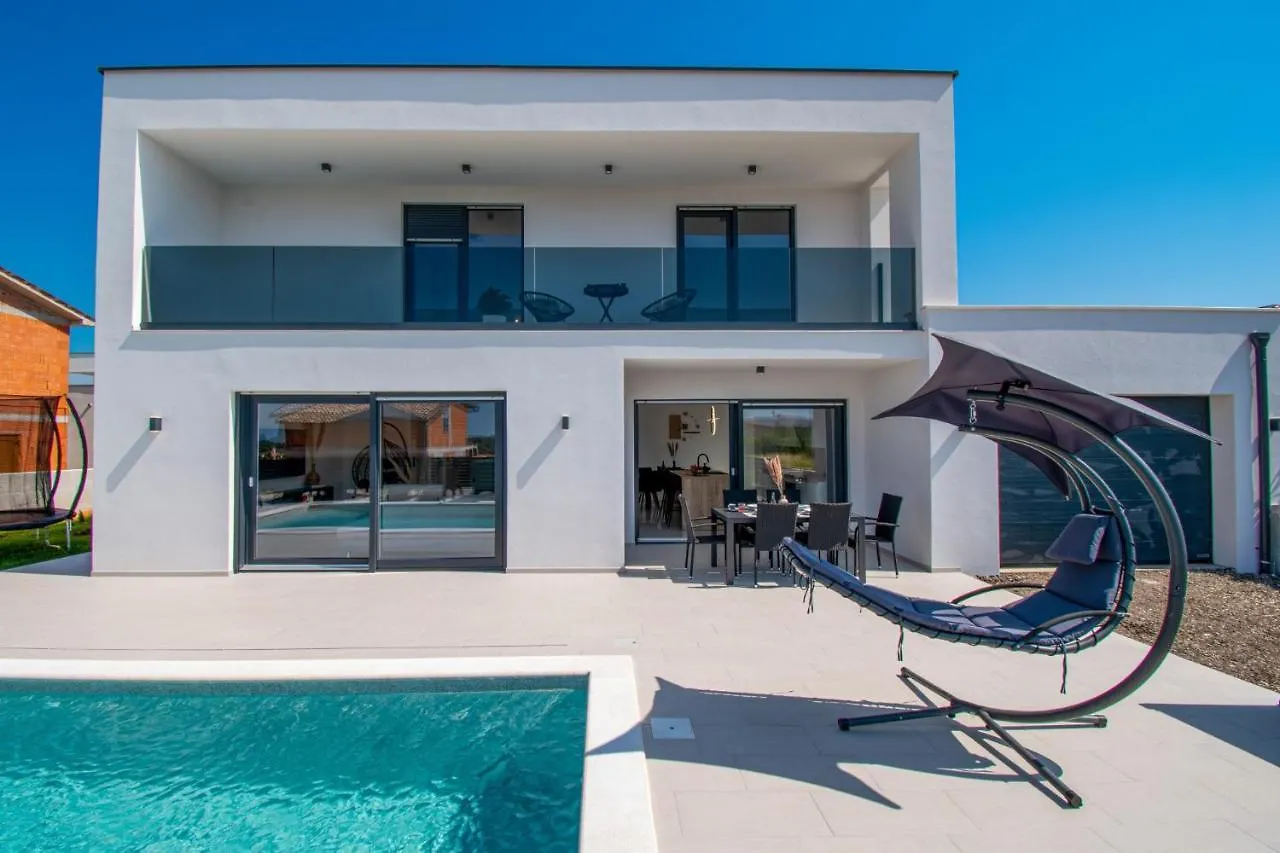 Villa Mina With A Private Pool In بولا