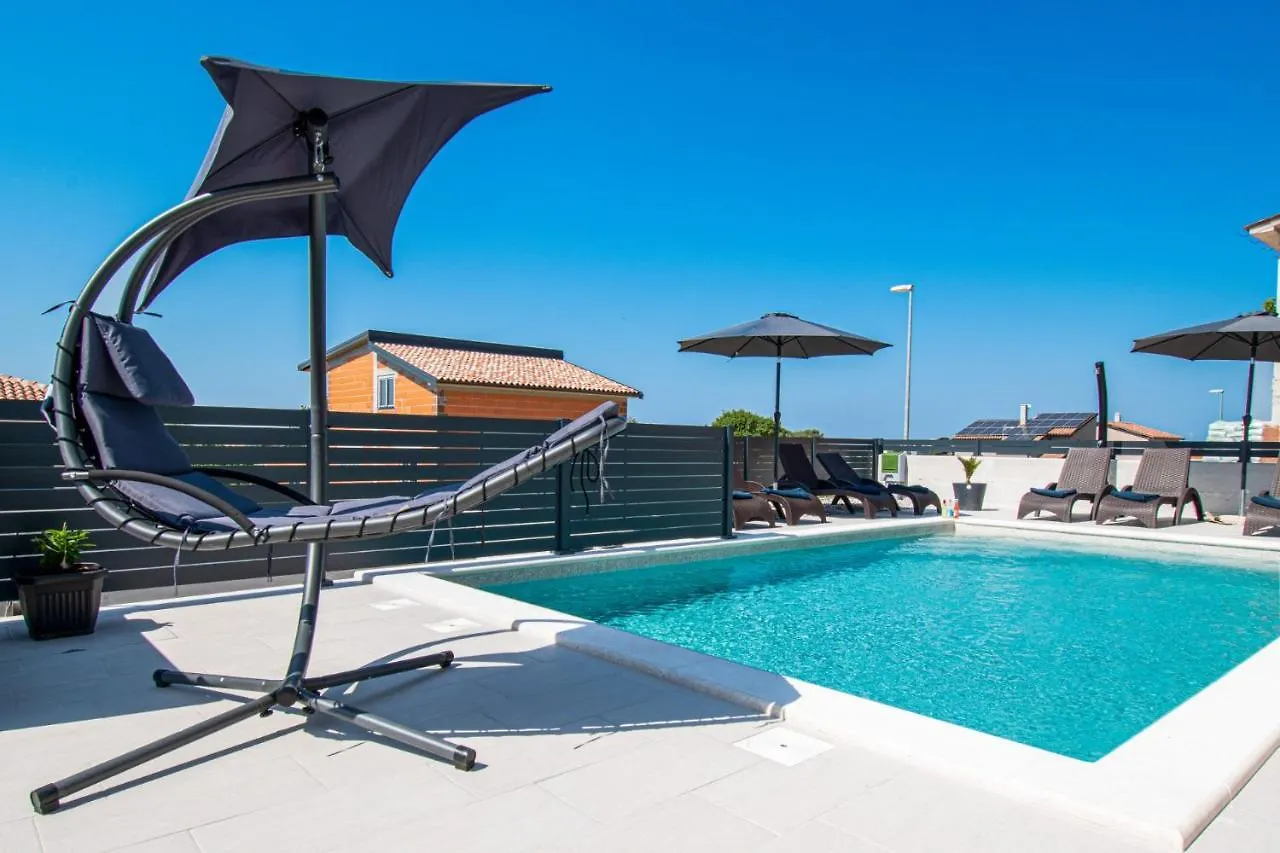 Villa Mina With A Private Pool In بولا