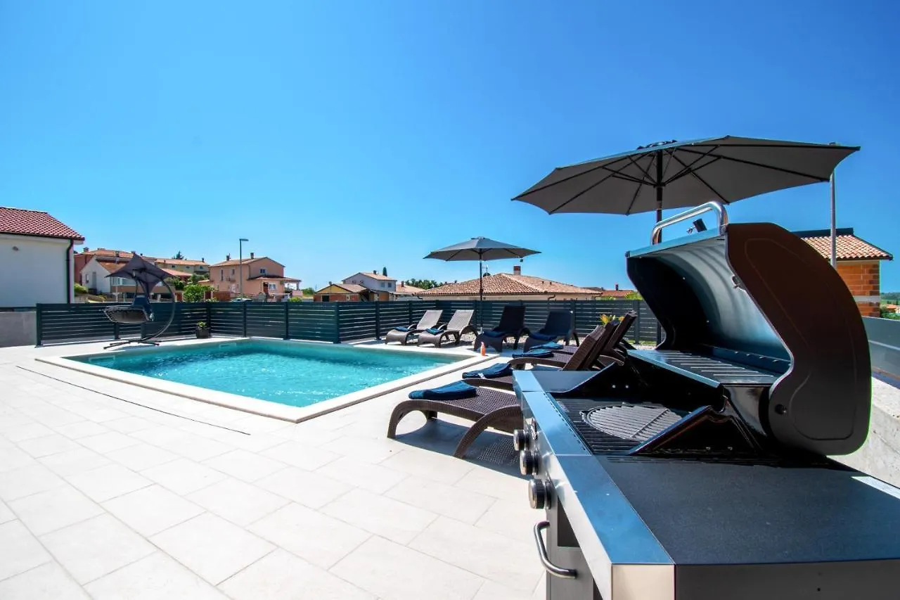 Villa Mina With A Private Pool In بولا