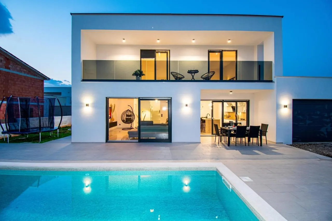Villa Mina With A Private Pool In بولا