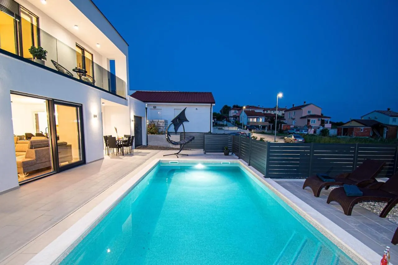Villa Mina With A Private Pool In بولا
