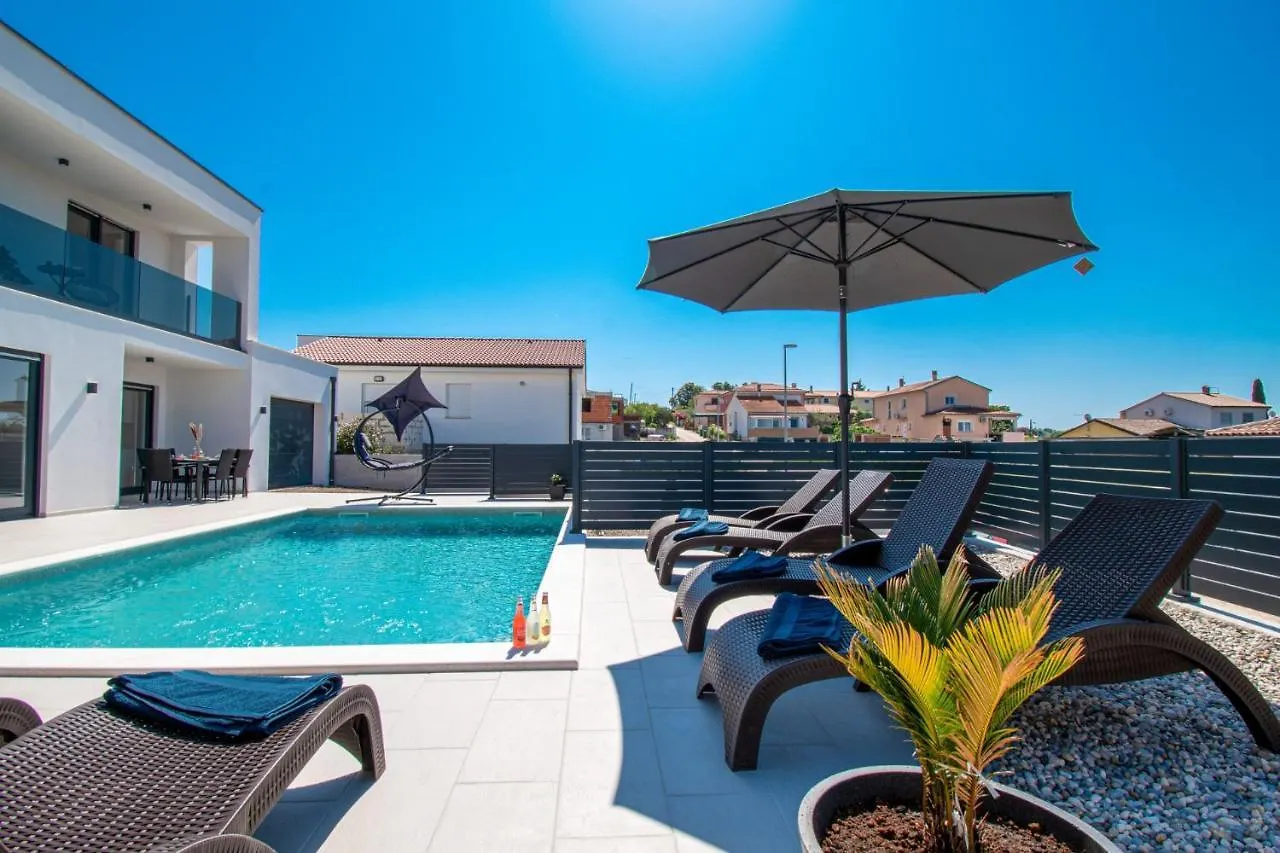 Villa Mina With A Private Pool In بولا
