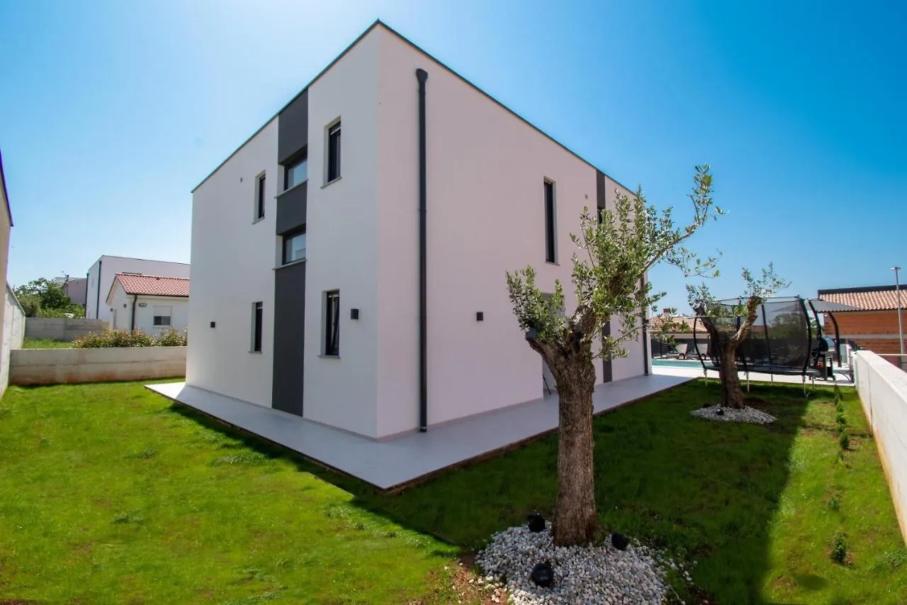 Villa Mina With A Private Pool In بولا