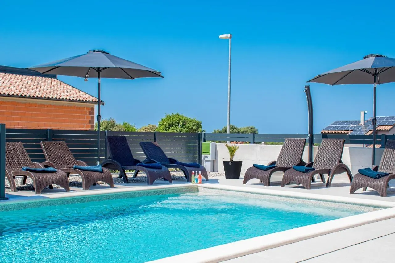Villa Mina With A Private Pool In 풀라