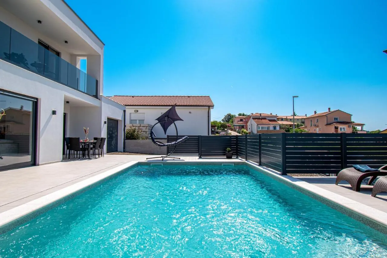 Villa Mina With A Private Pool In 풀라